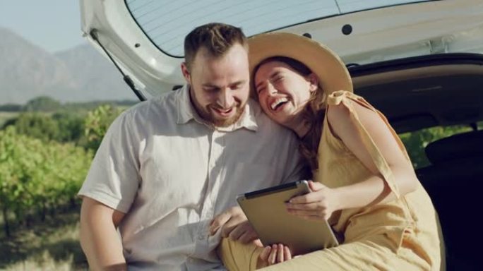 4k视频片段，一对深情的年轻夫妇在旅途中看着他们的平板电脑