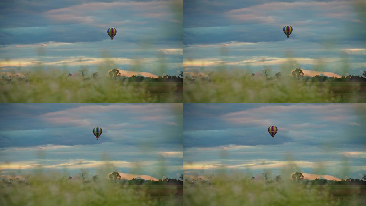 条纹热气球在多云的天空中上升