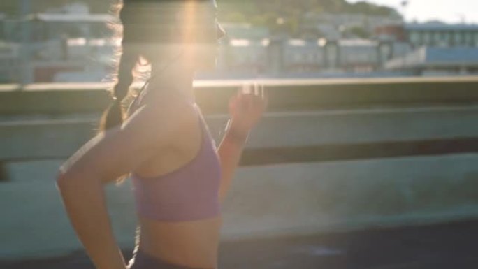 健身女子快速奔跑，有氧城市训练和马拉松运动，以提高速度，强壮的身体和健康的健康，并带有晶状体耀斑。专