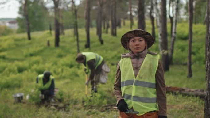 女性亚洲生态学家园林工作者视频素材