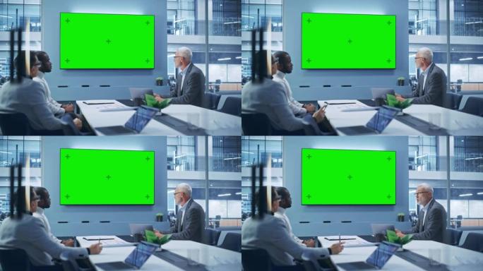 办公室会议室会议使用视频通话: 由成功的经理、高管组成的多元化团队交谈，使用绿屏色度键电视。商人致力