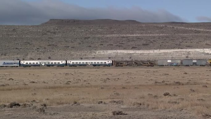 巴塔哥尼亚铁路穿越巴塔哥尼亚田野，位于南美洲阿根廷内格罗河省。