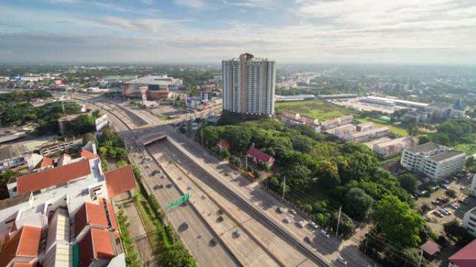 清迈城市景观，高速公路上有交通车