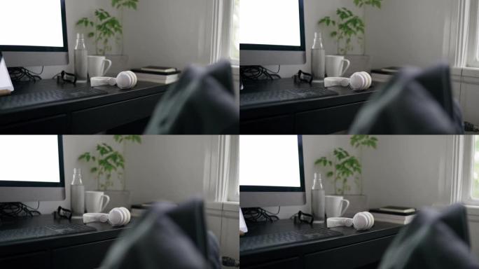 家里办公室里的无线耳机、水和咖啡