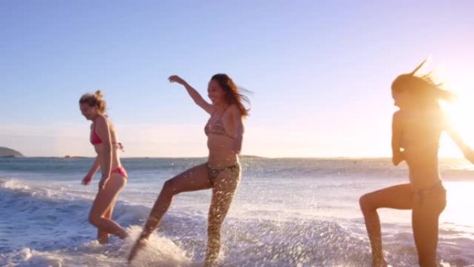 一群最好的朋友一起在海滩上嬉戏的4k视频片段