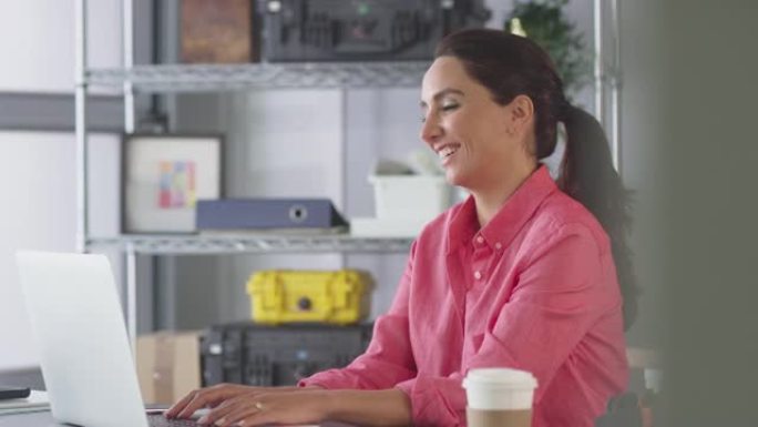 办公室里的女商人在笔记本电脑上的办公桌上进行视频通话
