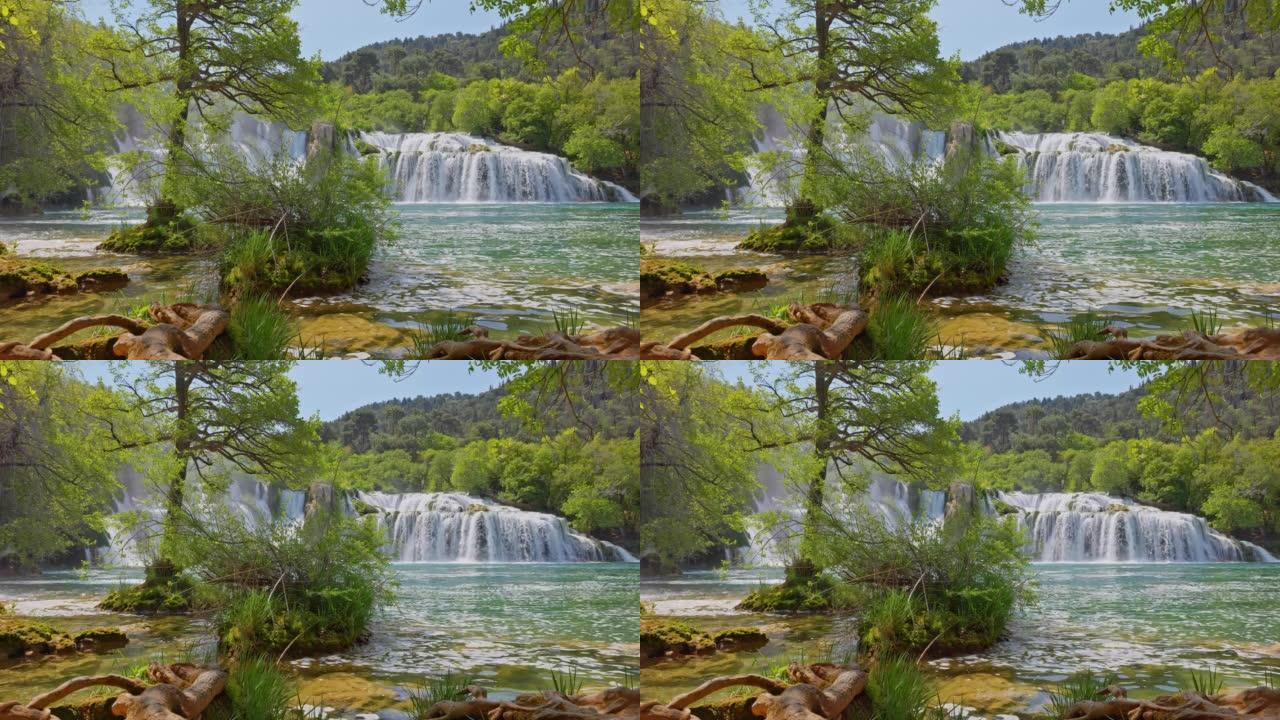 Krka国家公园的Skradin瀑布，前面有很多植物和树根