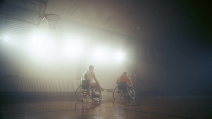 轮椅篮球比赛一对一: 职业球员比赛，运球，投篮，但错过了篮筐。残疾人的决心、技能和培训。慢动作