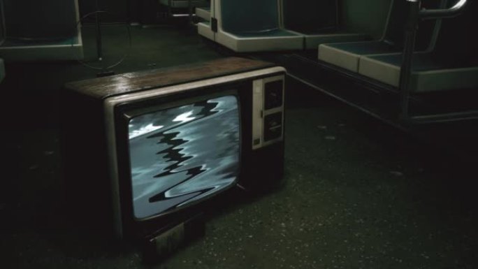 地铁列车内部，一台旧电视机打开蓝屏。4k分辨率。