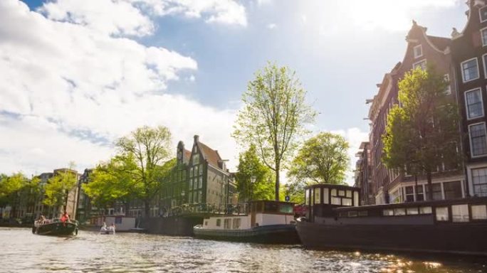 在美丽的晴天乘船探索荷兰阿姆斯特丹市