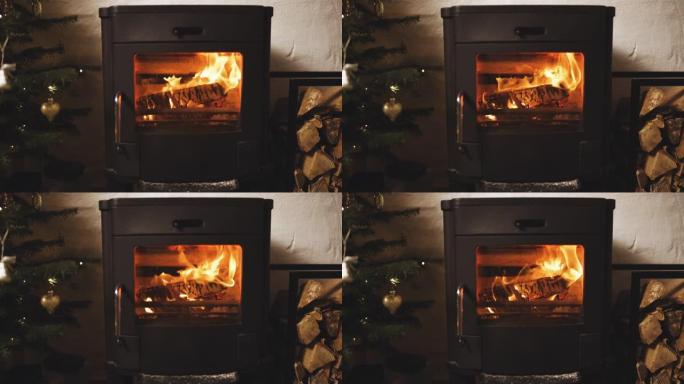 圣诞树旁边的壁炉圣诞树旁边的壁炉柴火