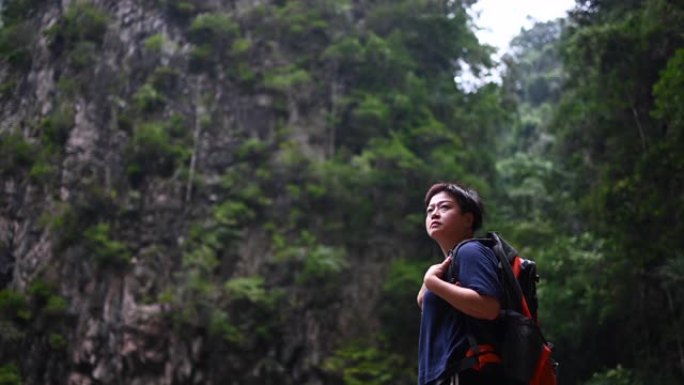 一名亚洲中国中年女性旅行徒步旅行，用背包探索怡保霹雳州马来西亚森林