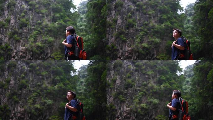 一名亚洲中国中年女性旅行徒步旅行，用背包探索怡保霹雳州马来西亚森林