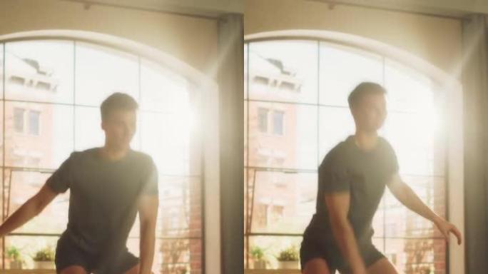 垂直屏幕: 运动健美的人从手到手挥动沉重的壶铃，在阳光公寓的家中进行晨练时进行核心强化锻炼。健康和健
