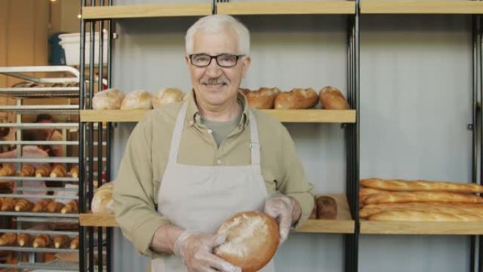 快乐的老年面包师肖像