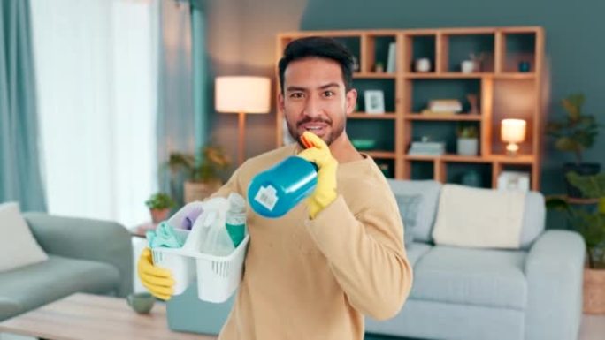 有趣的年轻人打扫他的房子，玩得很开心。在清洁广告中表演的家伙，笑着，用干净的设备微笑。男性在家庆祝他