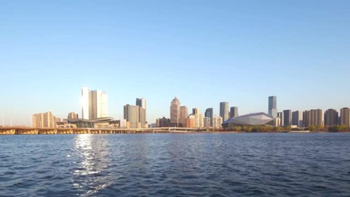 现代城市的天际线滨江水边固定镜头