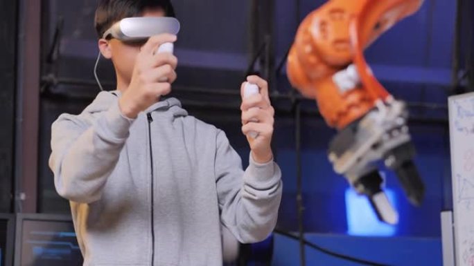 一个未来主义的假肢机器人手臂，由一个亚洲少年男孩戴着虚拟现实耳机和操纵杆，在一个深夜工作的工作室里给