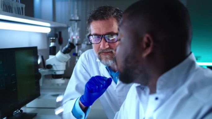 黑人科学家与同事讨论细胞肉肉饼