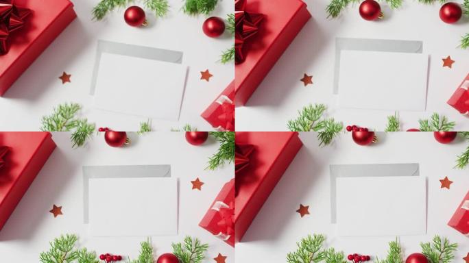 白色背景上带有信封的红色圣诞装饰品视频