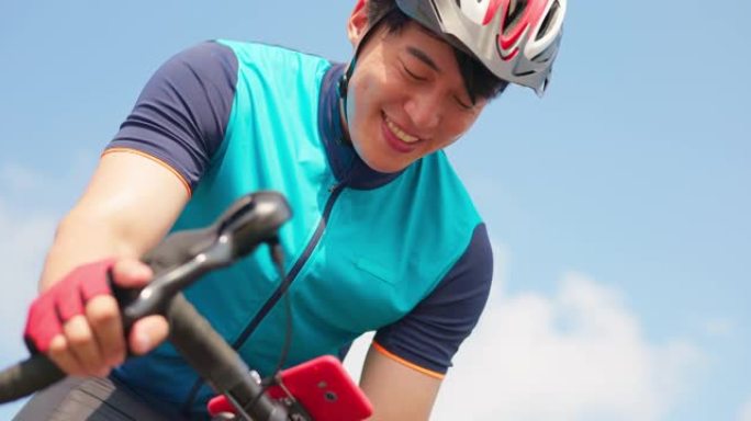 亚洲年轻人骑自行车