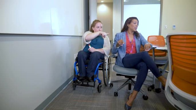 坐轮椅的女人，商务会议的同事