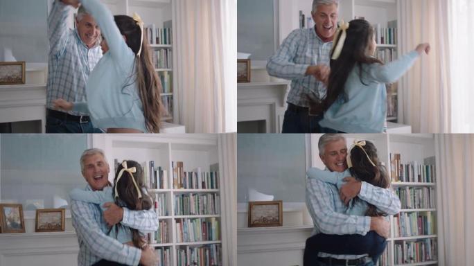 快乐的小女孩抱着祖父调皮地跳到爷爷的怀里和祖父母在家享受周末的乐趣
