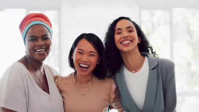 伙伴关系，肖像和商业女性走在办公室，对创业愿景感到高兴和兴奋。面对，多样性和女孩团队在为目标而共同努