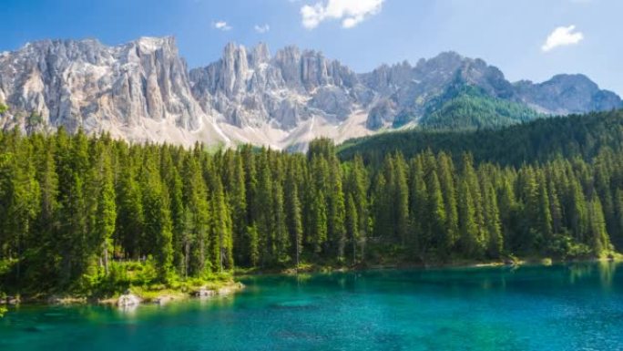 高山绿松石Carezza湖，背景是Latemar山脉，意大利多洛米蒂的特伦蒂诺