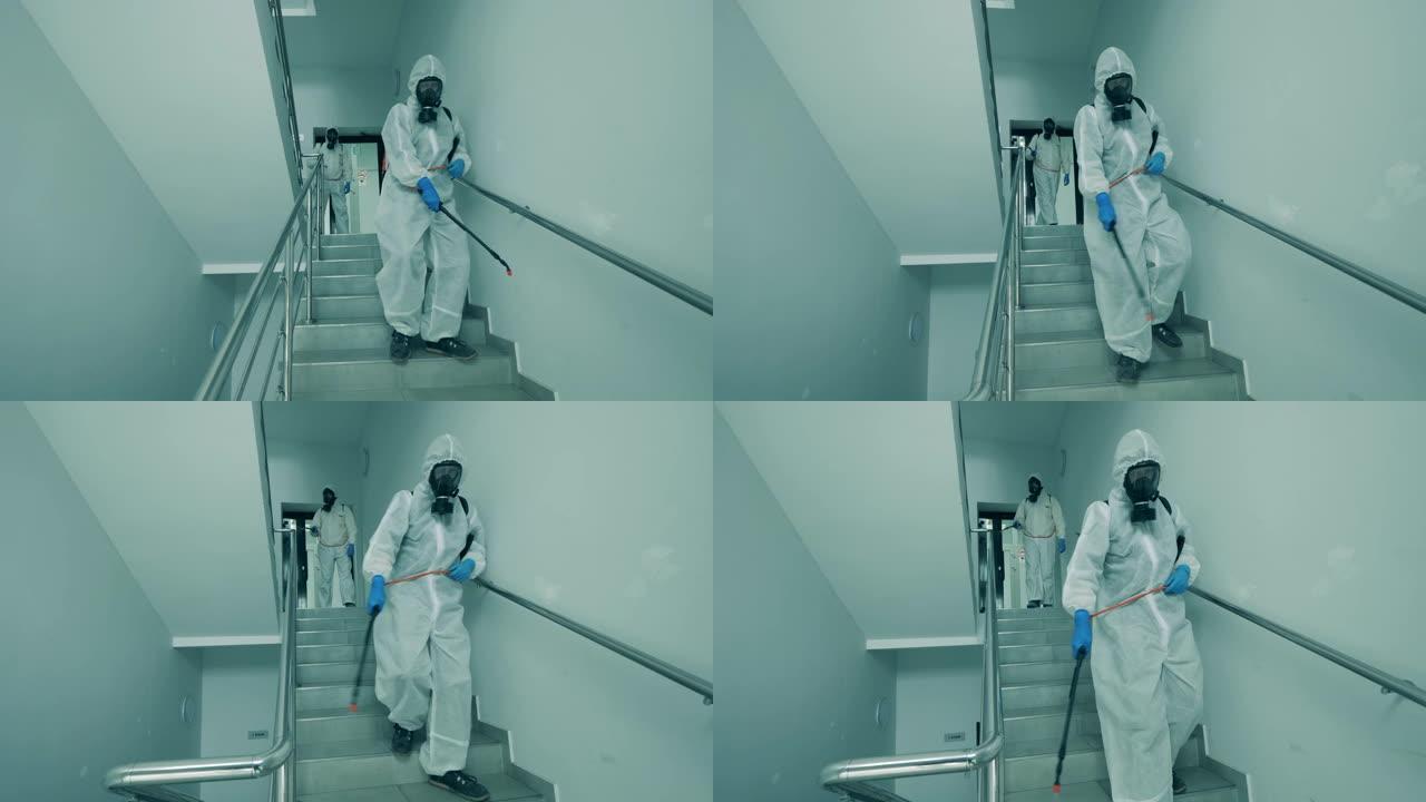 消毒专家正在对楼梯进行化学消毒