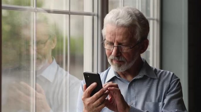 梦幻的老人使用手机应用程序。