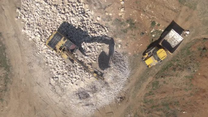 自上而下: 工业挖掘机粉碎岩石并将其变成砾石。