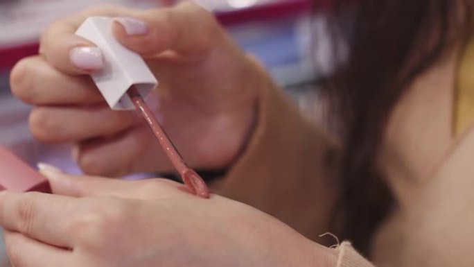 女性顾客在化妆品店里测试口红