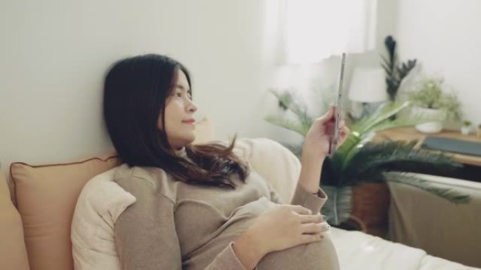 孕妇在家看她未出生的孩子的超声检查。