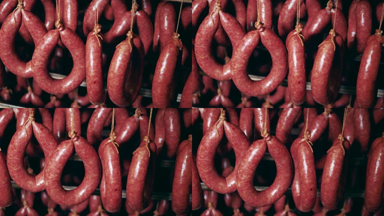 在肉类工厂的架子上煮熟的红色香肠。