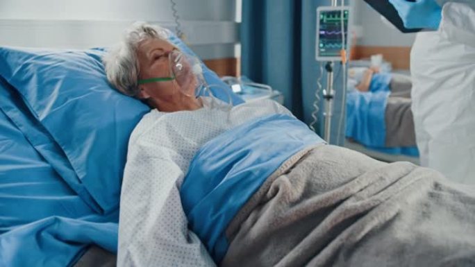 医院冠状病毒急诊科病房: 医生穿着工作服，面罩写下卧床休息的老年女性患者的生命体征。护理人员拯救生命