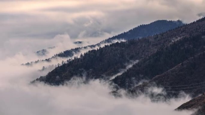 山云的延时摄影雾气飘动山顶俯瞰云海景观
