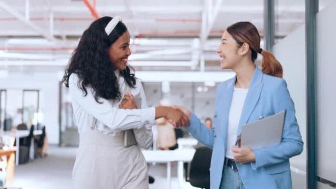 商务女性，握手和欢迎，介绍并在办公室里向新实习生问好。快乐、兴奋和多元化的员工握手寻求支持、团队合作
