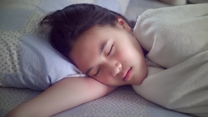 睡在床上的亚洲少女