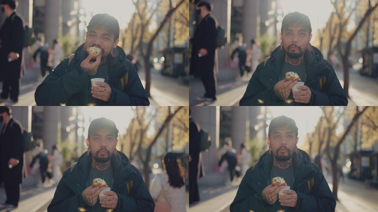 一个年轻英俊的男人喜欢吃韩国当地街头小吃的肖像。