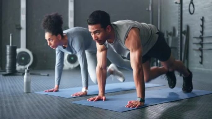 夫妻，健身和健身房锻炼的训练朋友一起进行腹肌的核心力量锻炼。在健身俱乐部或工作室进行运动的人的强壮，