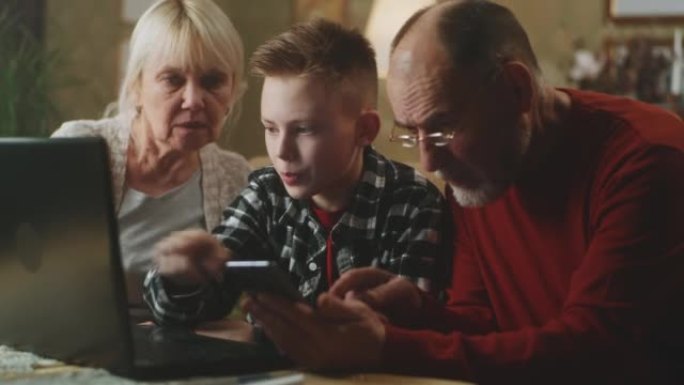 青少年教祖父母使用笔记本电脑和智能手机