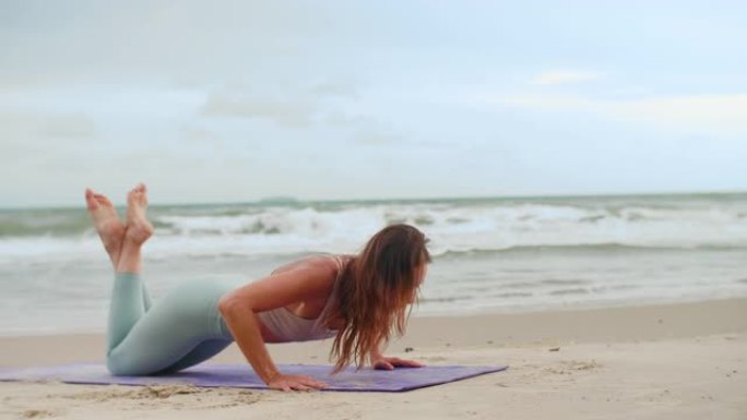 妇女在海滩上练习瑜伽