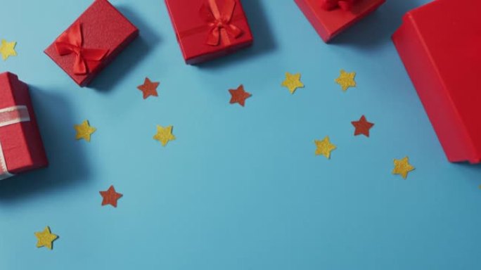 蓝色背景上带有礼物和复制空间的圣诞装饰品视频
