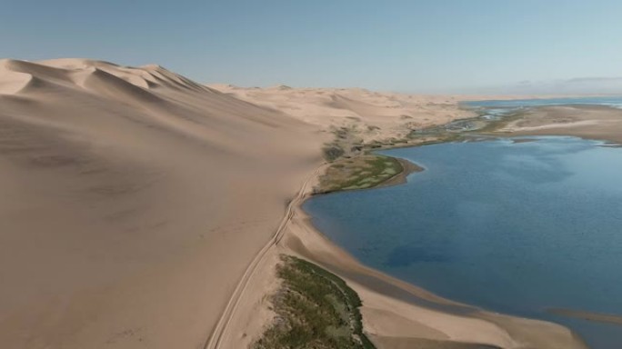 三明治港的空中特写视图，无尽的沙丘在纳米布沙漠中与大西洋交汇
