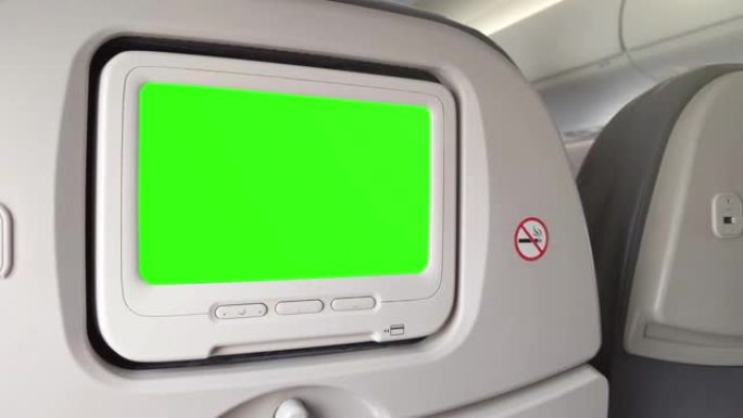 飞机座椅上的白色液晶显示屏打开色度键绿色屏幕。放大。特写。4K。