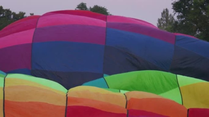 慢动作关闭了飞行前设置的彩色热气球。