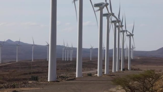 气候变化，风力发电，可持续能源，在非洲肯尼亚图尔卡纳湖的风力发电场上打开大型风力涡轮机的平移视图