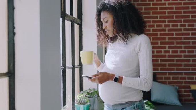 怀孕的黑人妇女，在社交媒体上通过窗口发送咖啡和电话，在办公室发短信或上网浏览。怀孕，茶和女性来自尼日