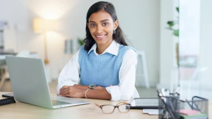 一位年轻企业家使用她的笔记本电脑与客户在线交流的肖像。一位快乐的女性公司实习生浏览互联网并为其经理打